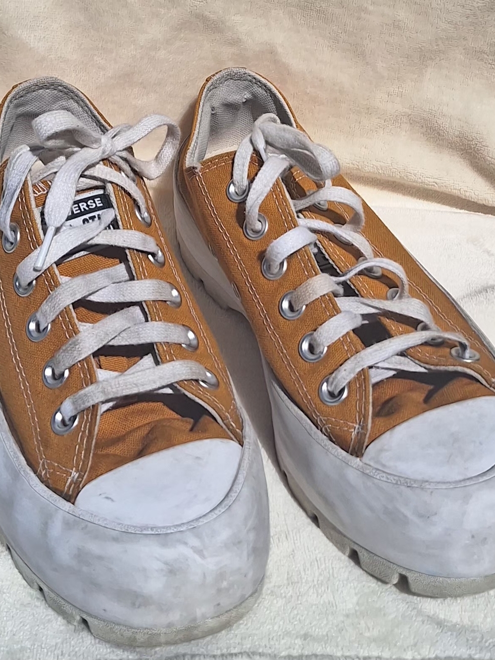 Converse Women Low Top Sneakers in Mustard Yellow and White Size 7 - Picture 10 of 11